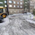 Неделя завершилась уборкой последнего снега и устранением колеи во дворах