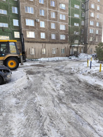 Неделя завершилась уборкой последнего снега и устранением колеи во дворах
