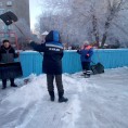 Почистили хоккейную коробку и  заливают лед.