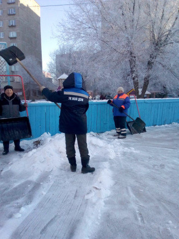 Почистили хоккейную коробку и  заливают лед.