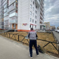 Весенняя уборка придомовой территории продолжается