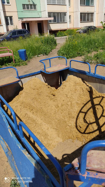 🚚Завезли песок для детских песочниц!! Сегодня произвели завоз песка на детские площадки- в песочницы 145 микрорайона! Речным песком там же подсыпали качели и горки