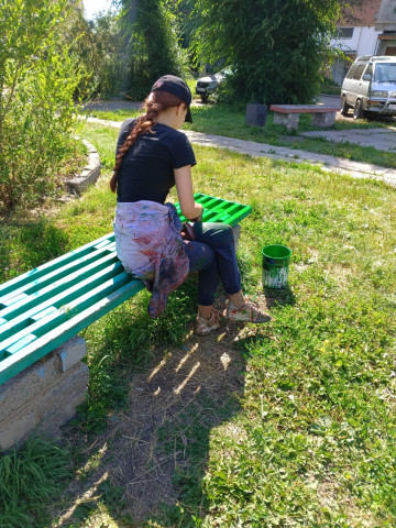 Приступили к покраске игрового оборудования и малых архитектурных форм на детских площадках в 136 микрорайоне