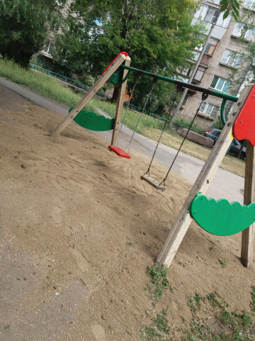 По просьбе жителей детские площадки на пр. Ленина, д. 148 и 154 засыпали речным песком.
