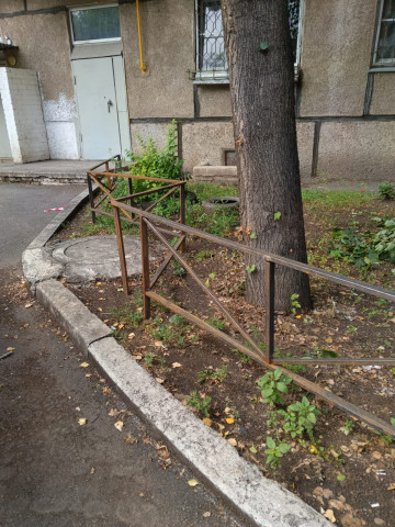 В 136 микрорайоне установили новый забор