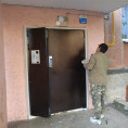 В доме № 18 по улице Труда установили новые входные двери