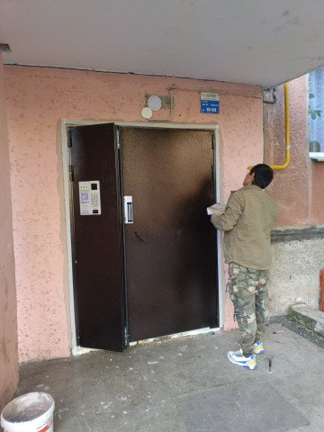 В доме № 18 по улице Труда установили новые входные двери