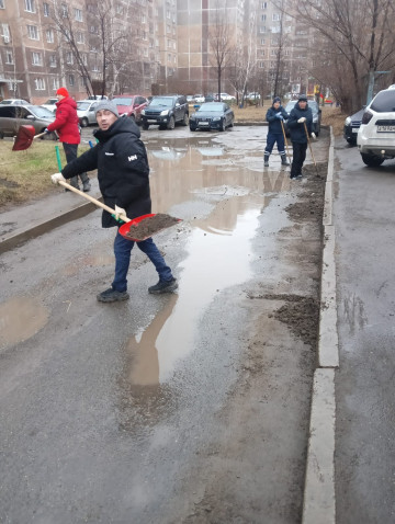 Наши дворники на страже чистоты в любую погоду