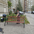 Новые скамейки установили возле подъездов многоквартирного дома № 174 по улице Советской