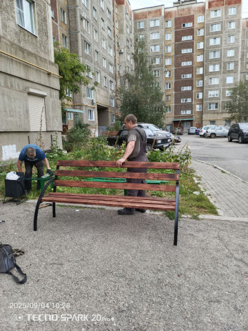 Новые скамейки установили возле подъездов многоквартирного дома № 174 по улице Советской