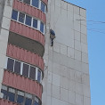 В 144 микрорайоне продолжаются работы по герметизации межпанельных швов