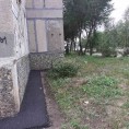 Тевосяна, д.17 - произведен ремонт отмостки, заасфальтированы пешеходные дорожки, произведена окраска малых форм и установлены новые урны