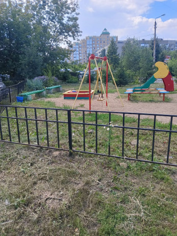 Продолжаем покос травы в 143 и 145 микрорайонах