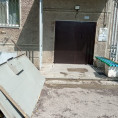 Приступили к установке входных дверей в доме № 213 по улице Советской