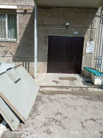 Приступили к установке входных дверей в доме № 213 по улице Советской