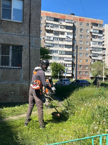 Приступили к покосу травы в 138 микрорайоне