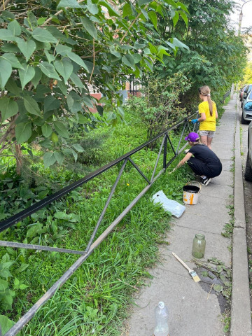 В 138 микрорайоне приступили к покраске скамеек и заборов
