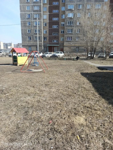 Приступили к весенней уборке на детских площадках