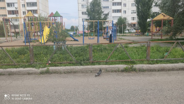 В 145 микрорайоне установили забор на детской площадке