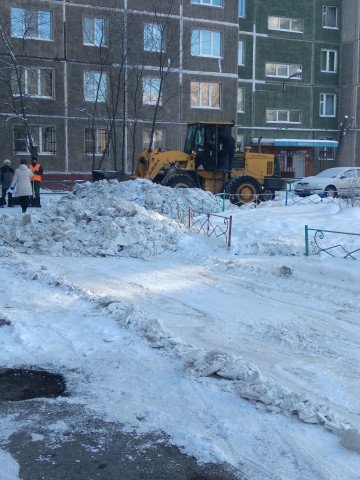 ООО УК "Мой дом" произвела уборку дворовой территории от снега.