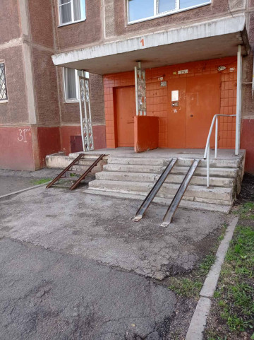 В первом подъезде дома по адресу Тевосяна, 31 установили пандус