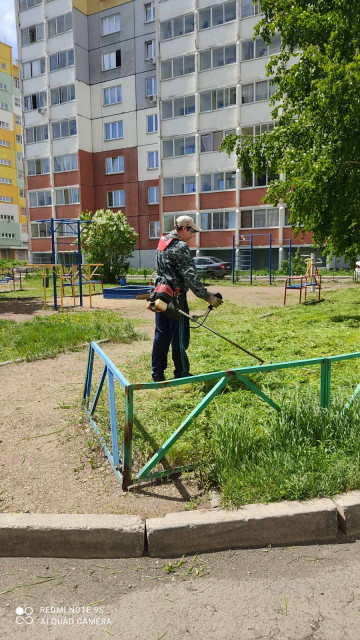 Прододжаются работы по покосу травы на придомовой территории многоквартирных домов