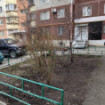 Весенняя уборка территории завершилась еще возле одного дома в 137 микрорайоне
