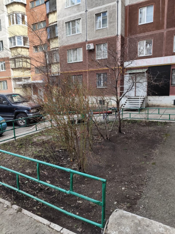Весенняя уборка территории завершилась еще возле одного дома в 137 микрорайоне