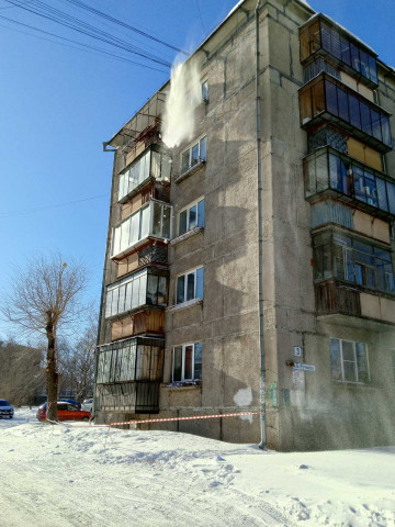 Ведутся работы по очистке кровель и подъездных козырьков от снега, наледи и сосулек