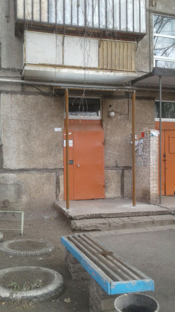 В доме по пр.Ленина, 152 установлены новые подъездные козырьки