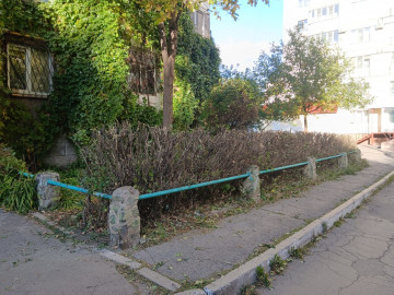 Обрезка кустарников в 143 микрорайоне
