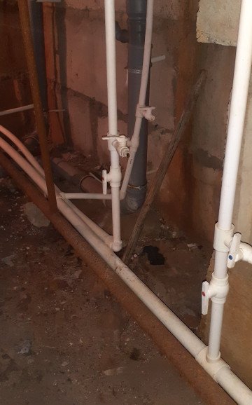 Частично заменили трубопровод горячего водоснабжения в доме по Коробова, 18