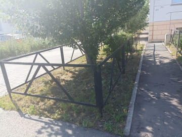 Продолжаем устанавливать заборы на придомовой территории