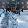 Очистка дворов от снега идет полным ходом.