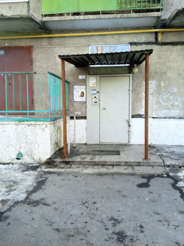 Подъездные козырьки защитят от наледи и снега