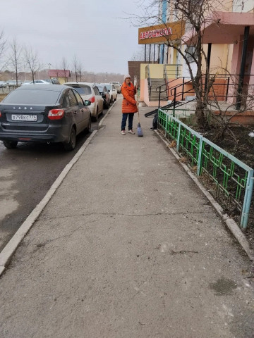 Провели субботник возле дома № 218/1 по проспекту Карла Маркса