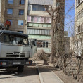 В 138 микрорайоне произвели обрезку деревьев и вывоз спиленных веток