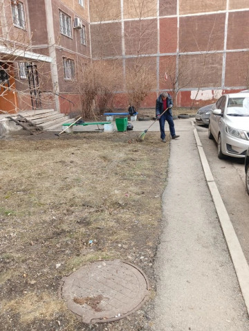 Весенняя уборка придомовых территорий идет полным ходом