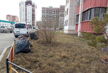 В 144 микрорайоне продолжаются весенние субботники