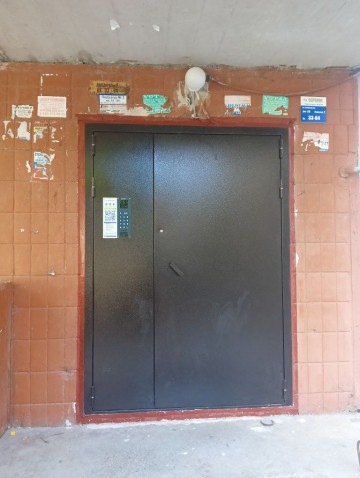 Установили новые двери в подъездах