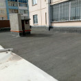 В 145 микрорайоне приступили к уборке мусора на крышах пристроенных нежилых помещений