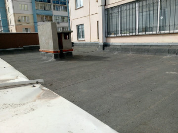 В 145 микрорайоне приступили к уборке мусора на крышах пристроенных нежилых помещений