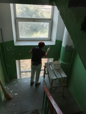 Приступили к косметическому ремонту подъездов в доме № 152 по проспекту Ленина