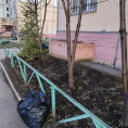 Продолжается субботник возле дома №30/1 по улице Зеленый Лог