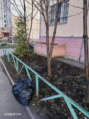 Продолжается субботник возле дома №30/1 по улице Зеленый Лог