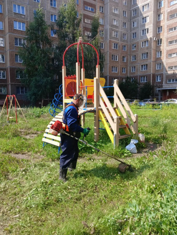 Завершился покос травы возле домов № 31 и 31/1 по улице Тевосяна