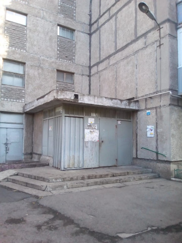 ООО УК " Мой дом" выполнила работы по гидроизоляции козырька над входной группой по адресу: ул. Бориса Ручьева, д. 7.