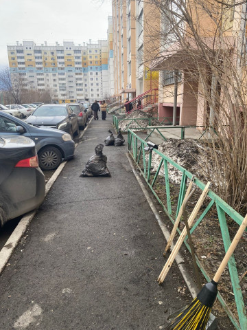 Приступили к весенней уборке придомовых территорий