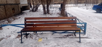 Тевосяна, 17 - установлены новые скамейки возле подъездов дома
