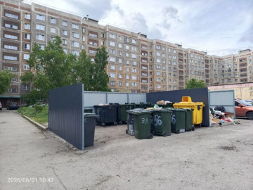 В 143 микрорайоне завершили работы по установке нового ограждения на контейнерной площадке